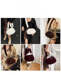 Détails du sac seau en peluche plissé en blanc, marron et bordeaux avec bandoulière large