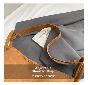 Detailansicht der braunen Wildledertasche mit verstellbarem Schultergurt aus Metall