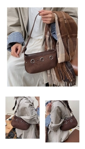 Détails macro du sac hobo en daim marron avec rivets vintage et anneaux métalliques