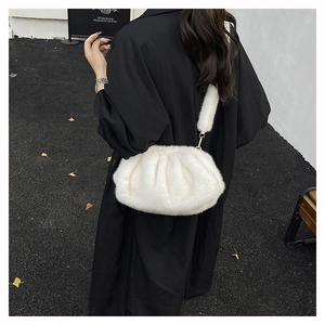 Gros plan d'un sac bandoulière en peluche blanche avec texture plissée en fausse fourrure