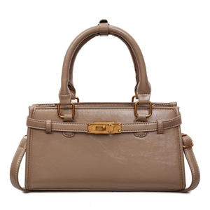 Sac à main élégant en cuir taupe avec ferrures dorées et bandoulière réglable