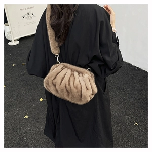 Vue de rue d'un sac seau en peluche marron plissé avec large bandoulière en fourrure