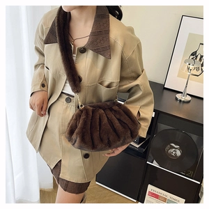 Détail du sac seau en fausse fourrure marron foncé avec texture plissée et large bandoulière