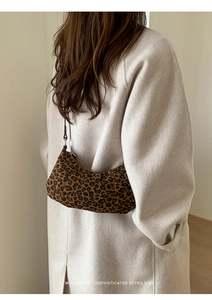Dettaglio della borsa hobo leopardata in finta pelle scamosciata con cappotto di lana