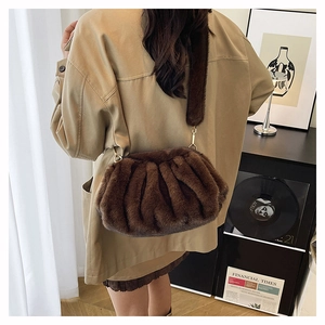 Détail du sac seau en peluche marron foncé avec design plissé et texture en fausse fourrure