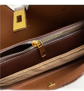 Détail du zip métallique fluide et de la doublure intérieure de qualité d'un sac en cuir marron