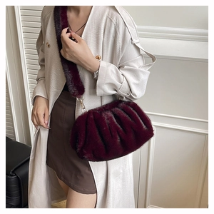 Détail du sac seau bordeaux en fausse fourrure avec texture douce en vison synthétique