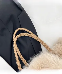 Detail der stabilen gewebten Schultergurte und Plüsch-Kunstpelz-Textur einer Khaki Tasche