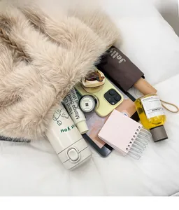 Geräumige beige Plüsch-Tragetasche mit viel Platz für alle täglichen Utensilien