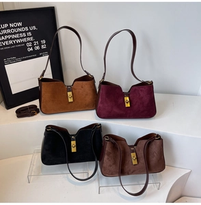 Vue détaillée des sacs seaux en daim rétro avec fermoirs rotatifs dorés en quatre couleurs