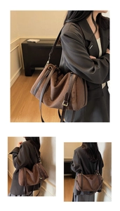 Détail du sac à bandoulière en daim marron foncé avec une large sangle en cuir