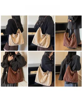 Détails du grand sac Hobo en daim avec chaîne en métal et breloque en perles de bois