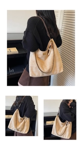 Détail du sac hobo beige avec bandoulière en cuir marron et ornement de perles en bois