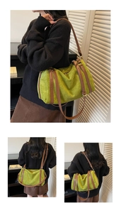 Détail du sac fourre-tout en daim vert avec lanières en cuir brun et boucles dorées