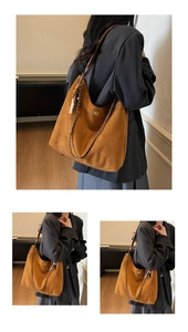 Détail de sac cabas en daim marron avec chaîne métallique et perles décoratives