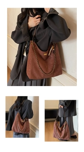 Détail du sac cabas en daim avec chaîne en métal, perles en bois et fermoir carré en métal