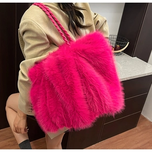 Nahaufnahme der flauschigen fuchsia Kunstfell-Einkaufstasche mit geflochtenem Griff