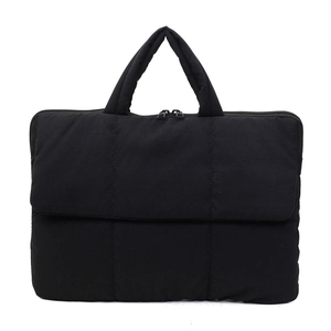 Borsa tote trapuntata nera con cuciture verticali e doppia cerniera superiore