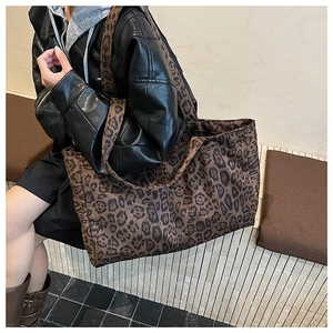 Detailansicht der großen Shopper-Tasche mit Leopardenmuster, getragen von einem Modell