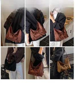 Collage de grands sacs hobo en daim avec nœuds portés par un mannequin en diverses couleurs