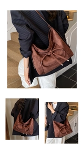 Détail du sac à bandoulière en daim marron avec un grand nœud et une texture souple