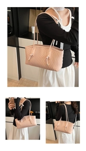 Detail der rosa Falten-Textur an einer großen Kunstleder-Tasche mit geknoteten Schultergurten