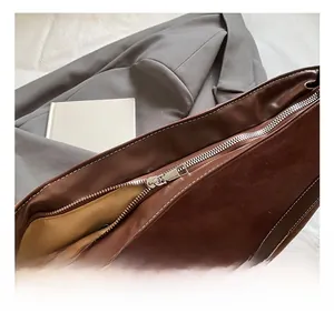 Vue macro détaillée de la fermeture éclair en métal et de la texture en daim du sac