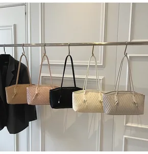 Detailansicht der großen Shopper-Taschen in fünf Farben mit elegantem Falten-Design