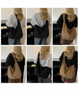 Detalle de bolsos grandes de lona en negro y caqui con correa ancha de hombro