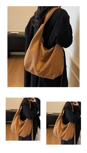 Vista detallada del bolso hobo de ante marrón con bandolera ancha en un modelo