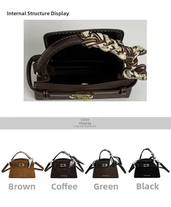 Detalle del compartimento interno y asa con pañuelo de seda del bolso retro