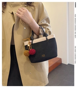 Detailaufnahme der Wildleder-Beuteltasche mit Lammfellbesatz und Plüsch-Pompons