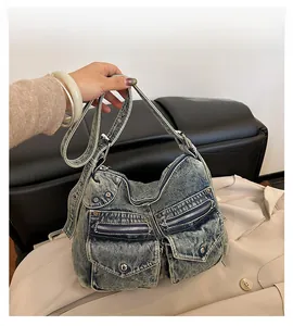 Gros plan du sac fourre-tout en jean délavé vintage avec poches cargo et fermetures