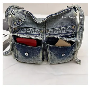Détail du sac en jean bleu délavé avec poches avant à pression et rivets métalliques décoratifs
