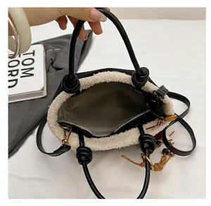 Nahaufnahme der zweifarbigen Wildledertasche mit Innenfach und Reißverschlusstasche