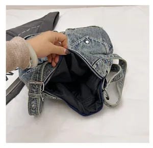 Vue détaillée de l'intérieur du grand sac fourre-tout en jean avec doublure noire