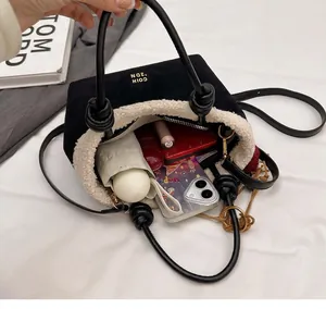 Innenansicht der schwarzen Wildledertasche mit Lammfellbesatz und Platz für Alltagsgegenstände