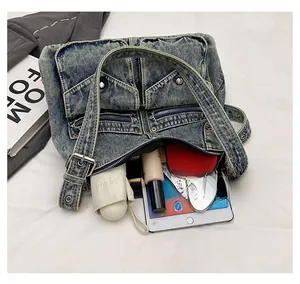 Intérieur spacieux du sac cabas en denim montrant le rangement iPad et parapluie