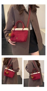 Elegante Wildlederoptik Eimer Tasche mit Plüsch Sherpa Besatz und Pompon Anhänger für Herbst.