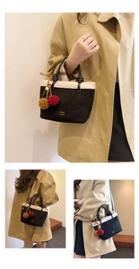 Modische schwarze Wildleder-Handtasche mit Plüschrand, vielseitige Umhängetasche für Damen.