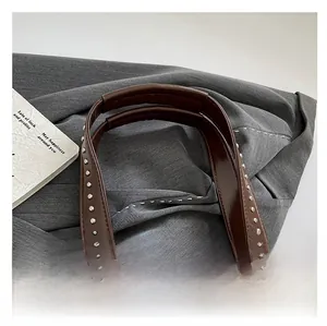 Dettaglio del manico in vernice marrone scuro con borchie in metallo argentato