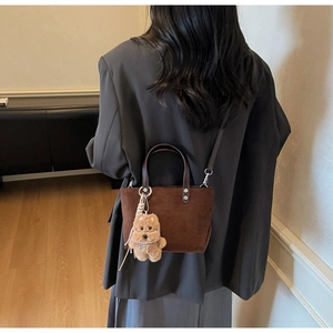 Secchiello vintage in pelle scamosciata marrone con manico in pelle e ciondolo