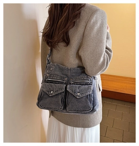 Détail du sac fourre-tout en denim gris vintage avec poches plaquées et rivets métal
