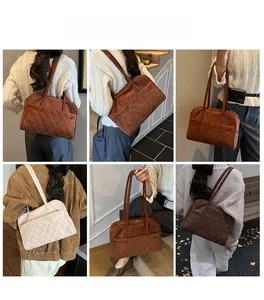 Collage de sacs cabas matelassés en velours côtelé marron et blanc portés par des modèles