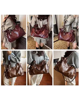 Détail de grands sacs cabas en cuir ciré bordeaux et marron foncé avec pendentif étoile
