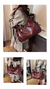 Détail du sac cabas en cuir ciré bordeaux avec breloque étoile et cordon latéral