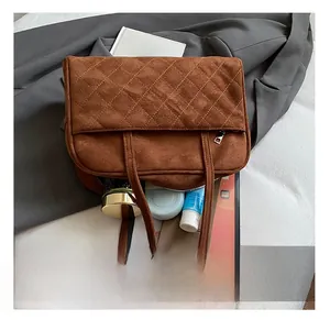 Vue intérieure du grand sac cabas en suédine contenant une tablette et des objets