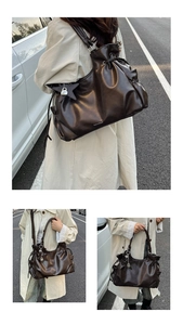 Détail du sac cabas marron en cuir ciré avec côtés à cordon et pendentif étoile