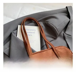 Vue détaillée du sac cabas matelassé marron caramel montrant la poignée et les finitions