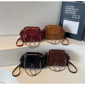 Vue détaillée de sacs à dos matelassés élégants en quatre couleurs rétro sur supports